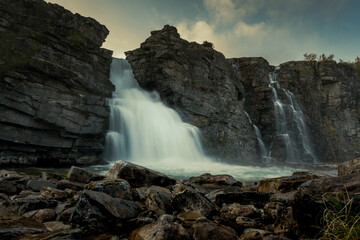 Obraz premium Waterfall in Rondane national park in the mountains of norwegen