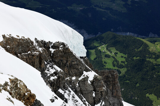 Berggipfel mit Schnee in der Schweiz