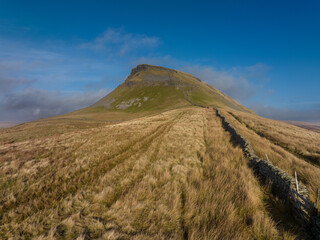 Obraz premium Penyghent lit by Winter Sun