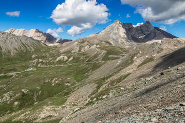 Paysage estival du Massif du Queyras ,  vers le Col Agnel , dans les Hautes - Alpes