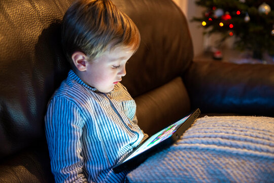 jeune enfant utilisant une tablette ordinateur &agrave; la maison