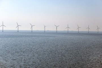 Panoramablick auf die Windräder des Offshore-Windparks Middelgrunden in der Ostsee vor der Küste...