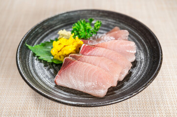 天然ブリのさしみ