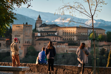 Poeple looking the Alhambra - obrazy, fototapety, plakaty