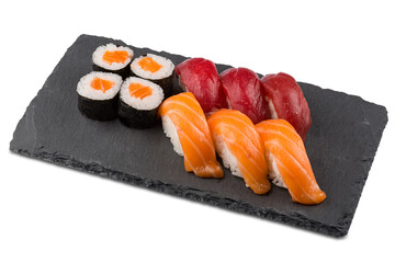 Sushi sobre fondo blanco