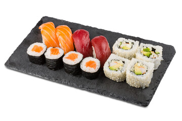 Sushi sobre fondo blanco
