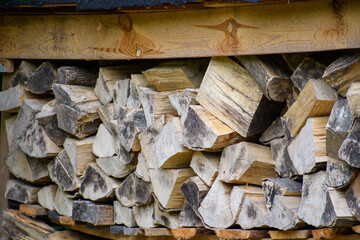 Drewno opałowe poukładane w drewutni schnące na zimę 