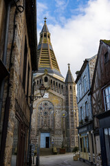 Fototapeta premium Église Saint-Julien depuis la rue du même nom, dans la cité médiéval de Domfront