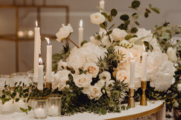 Décoration florale et bougies illuminées