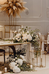 Salle de mariage décorée et fleurie pour le dîner