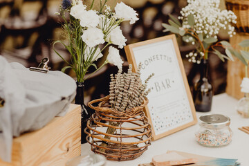 Bar à confettis pour le traditionnel lancé sur les mariés