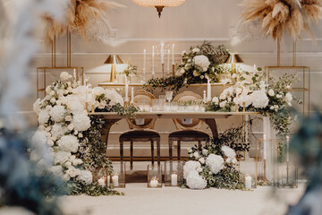 Table du couple de mariés décorée et fleuri 