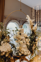 Obraz premium Présentation du gâteau de mariage fleuri à étages