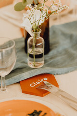 Tomette réalisée à la main pour la décoration de la table terracotta et bleue