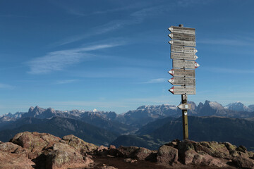 Wegweiser in den Alpen, Südtirol, Italien im Sommer