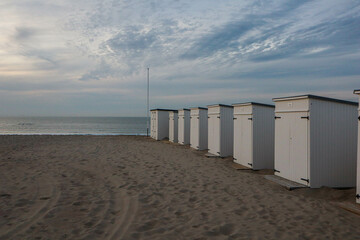Cabines de plage &agrave; la c&ocirc;te 