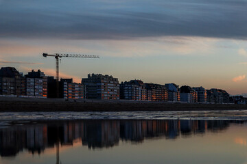 Fototapeta premium Bâtiments avec coucher de soleil à la mer