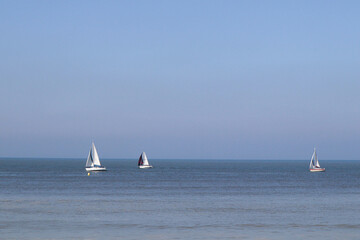 Trois bateaux à voile sur la mer bleue