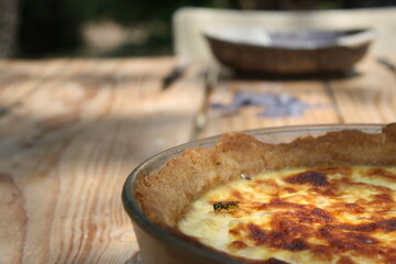 Abeille sur quiche