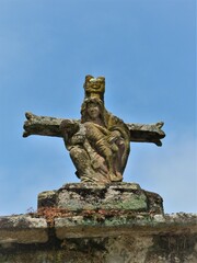 Cruz de piedra con la imagen de la piedad en Galicia.