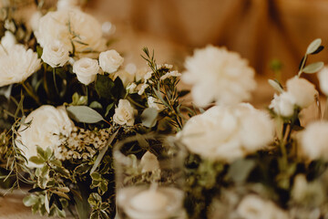 Fleurs blanches et feuillage pour la d&eacute;coration de table de mariage 