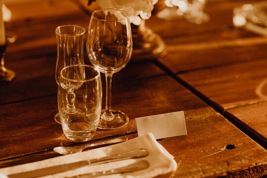 Place des invit&eacute;s &agrave; la table du d&icirc;ner de mariage