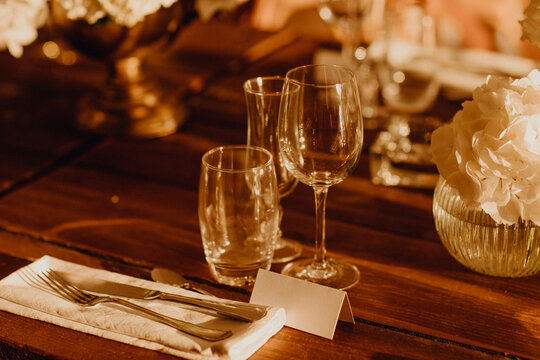 Place des invit&eacute;s &agrave; la table du d&icirc;ner de mariage