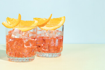 Cocktail con vodka y naranja