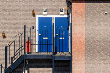 アパートの2階の2つの青い扉