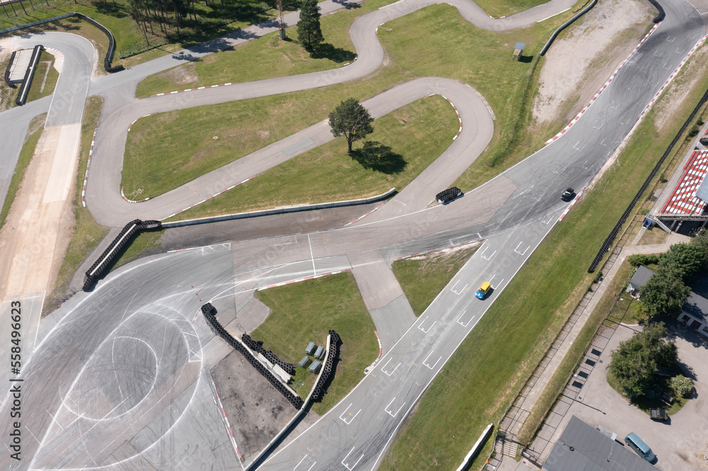 Aufkleber an aerial view of a race track with cars driving on the track and a large sign on the side of the ro