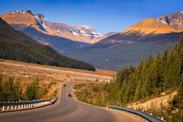 Road trip through the Icefields Parkway in the Canadian Rockies