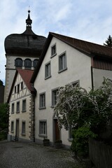 Häuser in der Martinsgasse mit Martinsturm in Bregenz am Bodensee