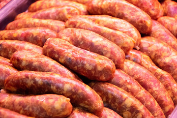 Gros plan sur des saucisses crues dans une boucherie