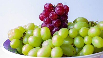 Naklejka na ściany i meble uvas vermelhas e verdes