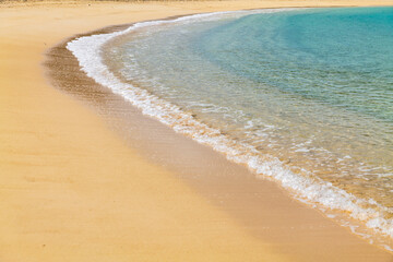  沖縄・与那国島なんた浜で打ち寄せる波