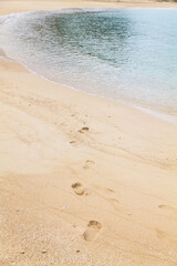  沖縄の砂浜・打ち寄せる波と足跡

