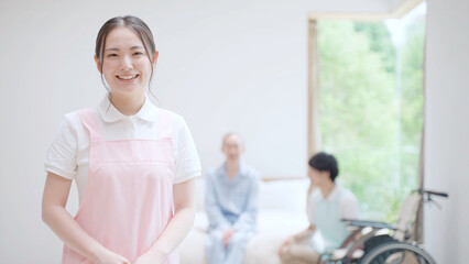 高齢者を介護するヘルパーのポートレート