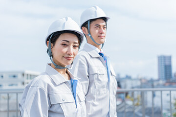 作業服を着た日本人男女