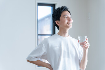 水分補給をする若い男性（健康・ヘルスケア・運動・水）.