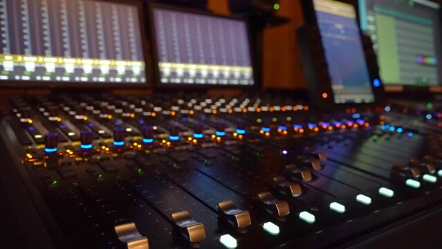 Automatically moving knobs coming to a stop on a sound mixing panel