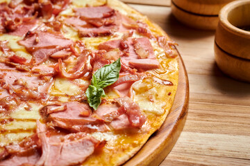 primer plano de pizza con jamon