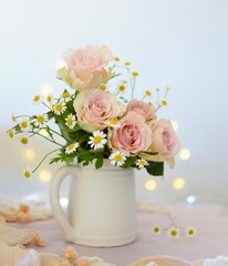 美しい薔薇とマトリカリアのアレンジメント