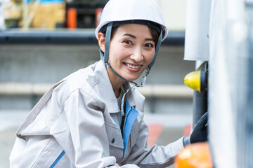 作業服を着た日本人女性整備士