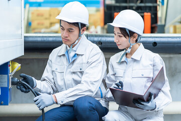 作業服を着た整備士