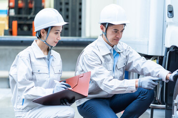 作業服を着た整備士