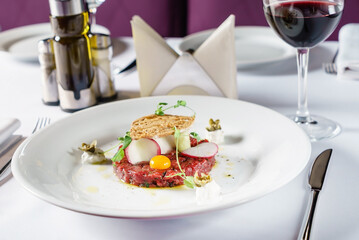 beef tartar with egg and wine