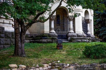 City, street, community, human settlement.