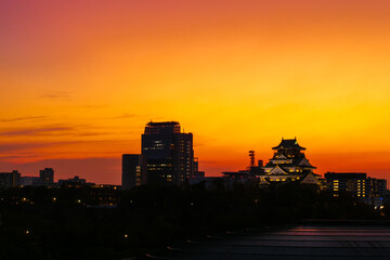 オレンジ色に染まった夕暮れ時の大阪城