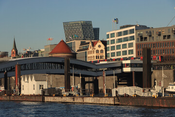 Hamburg im Fokus; Überseebrücke, Johannisbollwerk mit Hochbahntrasse und "Tanzenden Türmen"