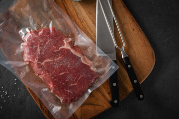 Entrecote Steak roh vom Rind in Plastik Vakuumbeutel für Vakuum marinieren und Sous Vide garen mit...
